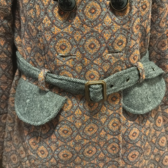 Elegant Patterned Trench Coat with Gray Accents - Picture 4 of 7